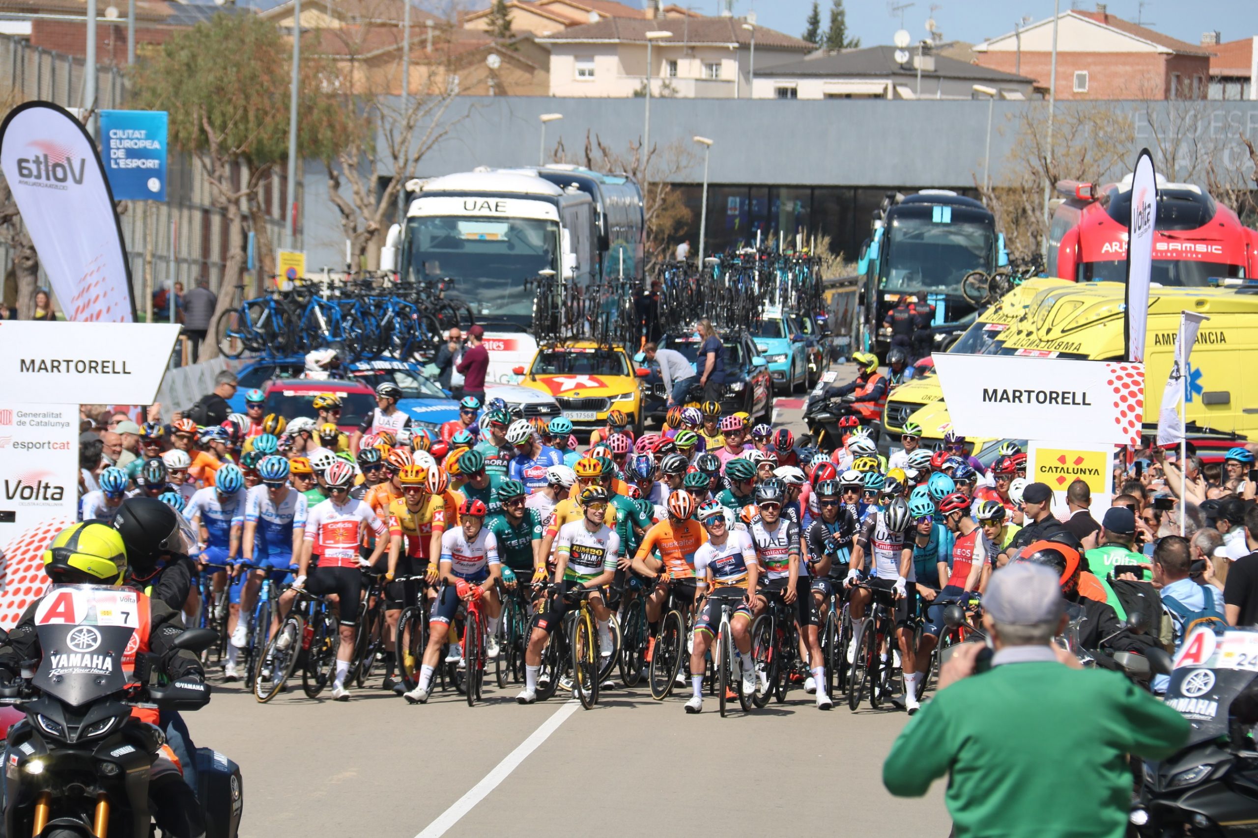 Multitudinària sortida des de Martorell de la penúltima etapa de la Volta Ciclista a Catalunya 2023